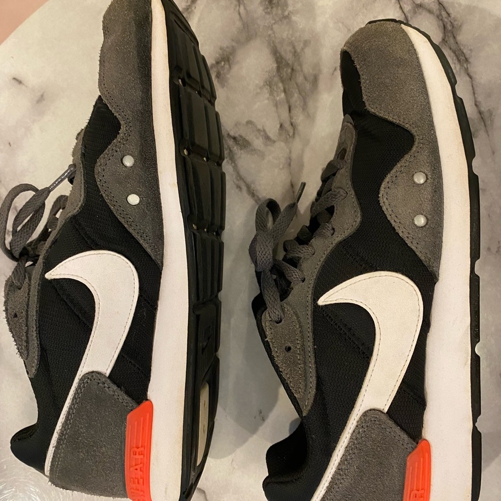 Nike Men size 10.  Nine Venture Runner Black Grey. Used.  BUNDLE AND SAVE